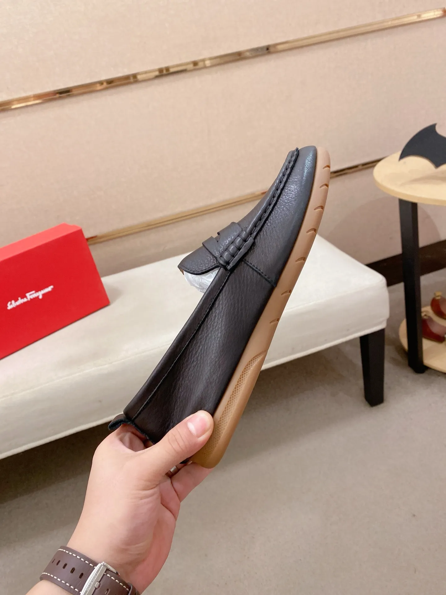 Factory price 500💰 Original Ferragamo men's shoes! The world's top brands...Luxury quality...//Fashion and high-end footwear 👍💪🏻...give you a low-key luxury comfort experience👍. The upper is made of pure Italian imported original cowhide and sweat-absorbent sheepskin lining. It is comfortable and breathable, high-end and classy... luxurious and noble!! .. OEM factory shipment [Hug] stall.. Original board. Welcome to taste..38--44.